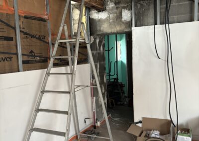 Travaux de plâtrerie dans un espace intérieur