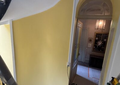 Chantier de rénovation avec travaux de peinture