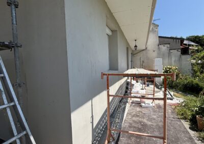 Travaux de peinture sur une surface de bâtiment