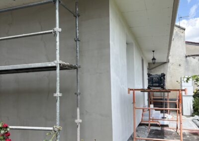 Travaux de finition dans un espace intérieur