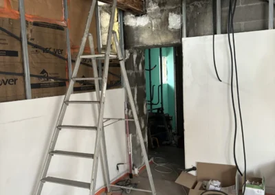 Travaux de plâtrerie dans un espace intérieur
