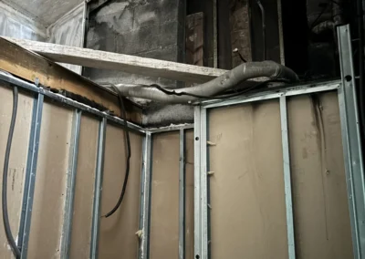 Zone de chantier avec travaux de finition intérieure