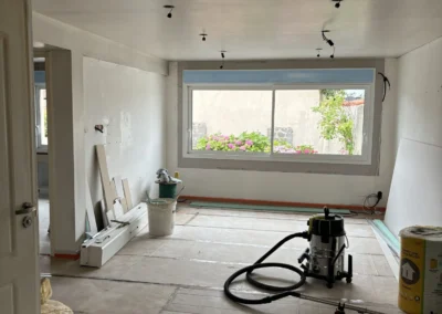 Finitions de peinture sur un chantier intérieur