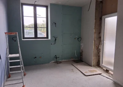 Intervention artisanale sur un chantier de rénovation