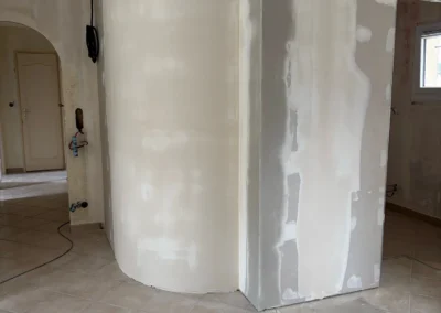 Chantier intérieur avec travaux de rénovation en cours