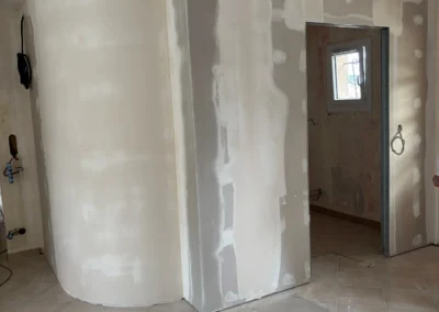 Travaux de peinture intérieure en cours