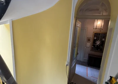 Chantier de rénovation avec travaux de peinture
