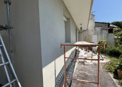 Travaux de peinture sur une surface de bâtiment