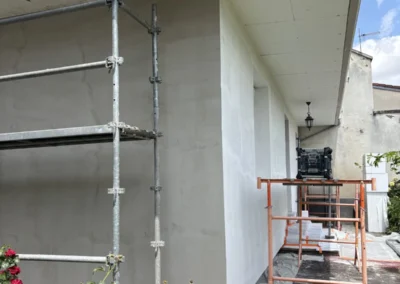 Travaux de finition dans un espace intérieur