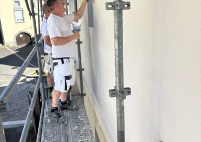 Intervention extérieure avec finitions de façade